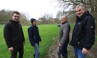 Augenzeuge Horst Baumgart und Tochter Kirstin Grether (2.u.3.v.l.) sind geschockt. Jagdpächter Jobst (l.) und Klaus Buschmann nehmen den Ort, an dem die Hunde-Attacke passierte, in Augenschein. - Sylvia Tetmeyer