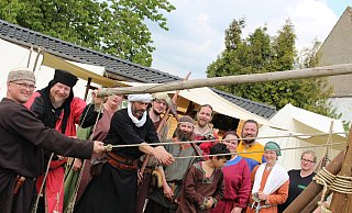 Erinnerung an die allererste Veranstaltung: Der Verein „Heidenspektakel“ baute damals ein mittelalterliches Zeltdorf am Gasthof Schlattheide auf. Auf dem Foto präsentieren Mitglieder ihr Katapult. Stephanie Poesze (r.) war Gastgeberin. Ein Teil der Einnahmen floss an den damals neuen Verein „Auxilium – Schlattheide hilft“. - Maurice Arndt