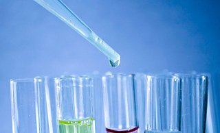 Als einige erste Liter des Ausgangsstoffes für die Amphetaminproduktion eintrafen, gaukelt das jetzt in Paderborn vor Gericht stehende Duo sogar den Auftraggebern sogar einen Qualitätstest vor. - Pixabay (Themenbild)
