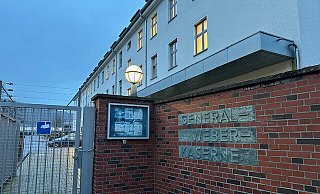 Die Einfahrt zur Kaserne ist mit dem aktuellen Namen "General-Weber-Kaserne" beschriftet. - ABCAbwBtl 7