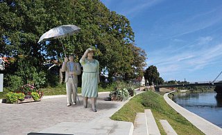 So könnte es im Sommer an der Weser in Höxter mit den lebensgroßen Figuren aussehen. - Huxarium
