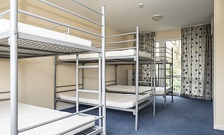 Die Stockbetten mussten nicht erst bestellt werden, sie waren in ausreichender Zahl bei der ZUE in Herford eingelagert. Der Teppich wurde gründlich gereinigt, die Vorhänge wurden – von den Vorbesitzern fein säuberlich zusammengelegt – in Kisten gefunden. Foto: Jörg Dieckmann - Joerg Dieckmann - www.dieckmann-fotodesign.de