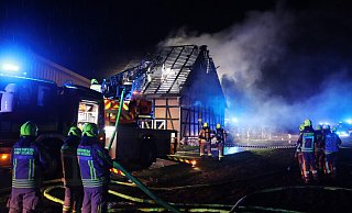 Rund 150 Feuerwehrleute aus allen sechs Löschzügen der Stadt Delbrück rückten zu einem Scheunenbrand zwischen Lippling und Schöning aus. - Feuerwehr