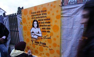 Das Bild von Anne Frank hing im November 2022 am Zaun der Synagoge. Schülerinnen der Gesamtschule Friedenstal und des Elisabeth-von-der-Pfalz erinnerten 2022 mit einer Kunstaktion an die Reichspogromnacht vom 9. November 1938. Beteiligt waren das Kuratorium „Erinnern Forschen Gedenken“, die Fachstelle „Demokratie leben“ und das Landesprogramm „NRWeltoffen“. - Björn Kenter