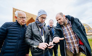 Herausforderung: Die neue Landesgartenschau-App, mit der man im Archäologiepark tief in die Corveyer Geschichte eintauchen kann, war für Android-Smartphones zunächst nicht verfügbar. Und auch am Freitag gab es noch Probleme. - BESIM MAZHIQI