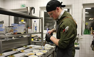 Kochte sich auf den ersten Platz: Justus Kendzorra beim Flambieren einer Crème Brûlée mit Tonkabohne. Abgerundet wird das Dessert mit einer Variation aus Beeren. - Anna-Lena Hinder