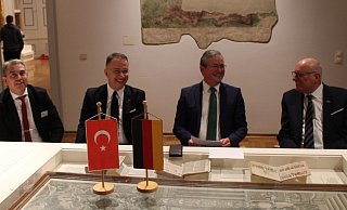 Der stellvertretende Vorsitzende der deutsch-türkischen Gesellschaft, Recep Alpan (v. l.), Beylikdüzüs Bürgermeister Mehmet Murat Calik, Bürgermeister Michael Dreier und der Vorsitzende der Gesellschaft Wolfgang Weigel verstehen sich beim ersten Treffen gut. - Moritz Jülich