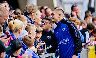 Nach dem Heimsieg gegen Heidenheim erfüllte Florent Muslija Autogrammwünsche. Beim Trainingsauftakt am Sonntag müssen die SCP-Fans dagegen auf den Edeltechniker verzichten. - Besim Mazhiqi