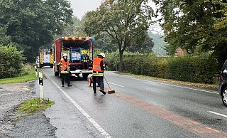 Die Feuerwehr streute das ausgelaufene Öl in Gütersloh ab. - Thorsten Heß