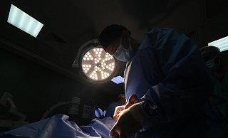 Der Medizinische Dienst schätzt, dass es in einem Prozent der Behandlungsfälle in deutschen Krankenhäusern zu Behandlungsfehlern kommt. - picture alliance