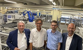 Axel Maek (v.l.), Joachim Fischer (Fertigungsleiter), Timo Gubbels und Michael Kersting freuen sich über die gelungene Umstellung der Produktion. - Dirk Windmöller
