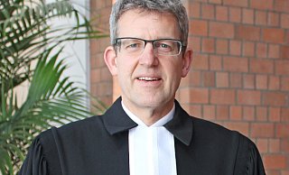 Superintendent Volker Neuhoff wünscht sich, dass Christenmenschen das Geschenk der Liebe in die Welt hineintragen. - EKP