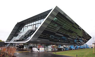 Die Arbeiten am futuristischen Flagship-Store des Unternehmens Bora, Hersteller von Premium-Kochfeld-Abzügen, sind auch vier Monate nach der Vorstellung auf der Küchenmeile noch nicht beendet. - Susanne Blersch