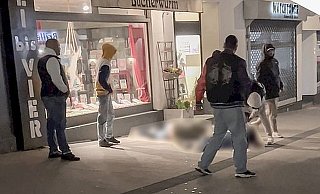 Diese Bilder von der Tat am 3. März haben Polizei und Staatsanwaltschaft im April veröffentlicht. Es zeigt insgesamt sechs Personen, die auf das Opfer einwirken. - Polizei Bielefeld