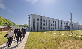 Das Hafthaus 8 der JVA Brackwede wurde aus 131 vorgefertigten Modulen mit insgesamt 229 Räumen zusammengebaut. Die Module wurden komplett mit Sanitäranlagen und Anschlüssen abgeliefert und dann miteinander verbunden. - Oliver Krato