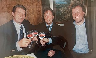 Kaiserslauterns Meistertrainer Otto Rehhagel, der frühere Fußballmanager Volker Graul und Hotelchef Reinhold Frie (von links) stoßen Anfang 2002 auf den Bau der Sportplätze an. - Wolfgang Wotke