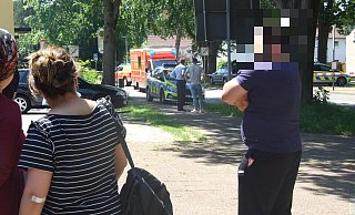 Gaffer und weitere Schaulustige beobachteten das Geschehen, das sich vor allem in Höhe des Atrium auf der Rahdener Straße abspielte. - Karsten Schulz