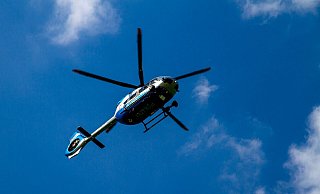 Die Täter flüchteten entlang der Bahnstrecke. Die Suche per Hubschrauber verlief erfolglos. - Polizei Porta