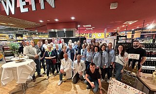 Das Edeka-Team an der Goebenstraße verabschiedet den langjährigen Marktleiter Falk Langhof (vorne Mitte) und begrüßt seinen Nachfolger Dirk Finke. - Edeka Center Wehrmann