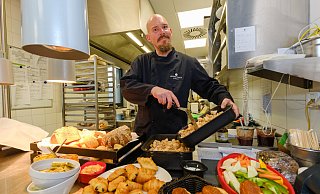 Andreas Pehlke arbeitet als Koch im Bielefelder Légère-Hotel. Er freut sich auf die Vier-Tage-Woche. - Andreas Zobe