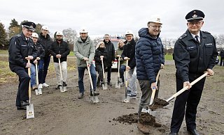 Das Foto zeigt auf der Baustelle des künftigen Feuerwehrgerätehauses Feuerwehrchef Martin Wanders, Bürgermeister Michael Esken und den designierten Löschzugführer Dirk Späte (vorne, v. l.) und mittendrin mit der hellen Jacke Architekt Martin Wypior. - Roland Thöring