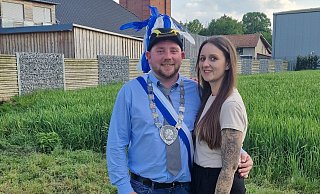 Schützenbruder Dennis Reger regiert mit seiner Frau Regina über Pfingsten in Hohenwepel. - Schützen Hohenwepel
