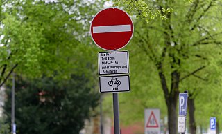 Ein Schild weist auf eine Sperrung einer Straße während der Bring- und Abholzeit einer in der Straße gelegenen Grundschule für den Autoverkehr hin. - Henning Kaiser, dpa