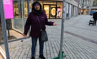 Maria Wosnitza steht vor dem Weihnachtsbaumständer. Der Weihnachtsbaum samt liebevoll gestaltetem Schmuck ist spurlos verschwunden. - Claus Frickemeier