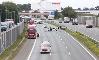 Zwei Autos und ein Lkw waren an dem Unfall beteiligt. - Charlotte Mahncke