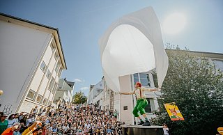 Straßenkünstler Christoph Engels hat eine riesige Windmaschine mitgebracht. - BESIM MAZHIQI