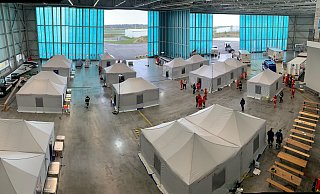Geübt wurde für die angenommene Hochwasserlage im großen Hangar des Flughafens. - Flughafen Paderborn/Lippstadt