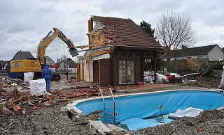 Die Wirtsleute Bordihn hatten direkt hinter dem "Spexarder Krug" ihr Holz-Wohnhaus. Obwohl bestens erhalten, wurde es am Montag abgerissen. - Ludger Osterkamp