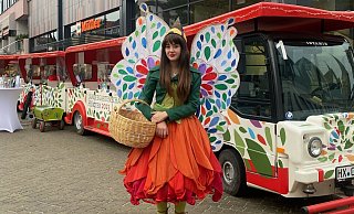 Elfe Holli vor der Bimmelbahn. - Landesgartenschau