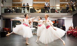 Der Abend mit Tanz und Musik im Elsbach-Haus ist seit Jahren ein Publikumsmagnet bei der Kulturnacht. Hier verzaubern Schülerinnen der Balletschule Witte das Publikum mit klassischem Ballett. - Ralf Bittner