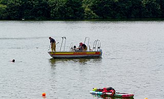 Von Booten und Boards aus suchen Paderborner Feuerwehrleute nach der Vermissten im Lippesee. - Ralph Meyer
