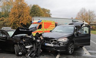 Beide Fahrzeuge wurden schwer beschädigt und mussten abgeschleppt werden. - Polizei Höxter