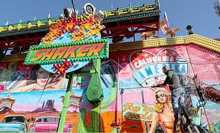 Das Fahrgeschäft "Shaker" wird auf Hochglanz gemacht. Es glänzt im Stil eines Amerika der 60er Jahre. - Frank-Michael Kiel-Steinkamp