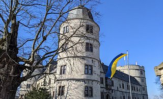 Wie an vielen anderen öffentlichen und privaten Gebäuden im Kreis Paderborn ist auch an der Wewelsburg 2022 als Zeichen der Solidarität die Flagge der Ukraine gehisst worden. - Kreismuseum Wewelsburg Wie an vielen anderen öffentlichen und privaten Gebäuden im Kreis Paderborn ist auch an der Wewelsburg 2022 als Zeichen der Solidarität die Flagge der Ukraine gehisst worden. - Kreismuseum Wewelsburg