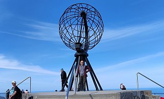Jürgen Jung steht vor der Globus-Skulptur am Nordkap. - Privat