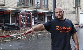 Niklas Meyer vom Rockcafe hofft, dass das Flatterband und der Schutt bald Geschichte sind – endlich lief es jetzt wieder gut. Foto: J. Dieckmann - Joerg Dieckmann - www.dieckmann-fotodesign.de