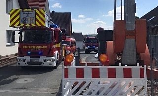 Feuerwehr und Rettungsdienst sind auf der Unfallstelle in Borchen-Alfen im Einsatz. - Feuerwehr