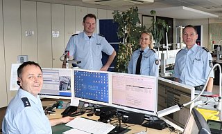 Dirk Kaufmann (v. l.), Sebastian Müller, Corinna Föckel und Alfred Menzel sorgen in der Leitstelle mit ihren Kollegen der Kreispolizeibehörde Höxter auch an den Feiertagen für Sicherheit der Menschen im Kreis Höxter. - Polizei