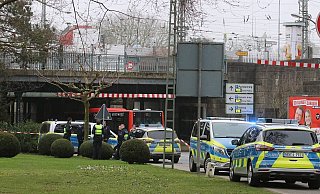 Der Tatort in Nähe des Herforder Bahnhofs: Polizisten haben das Areal an der Unterführung abgesperrt, suchen kurz nach der Tat nach Spuren. - Claus Frickemeier