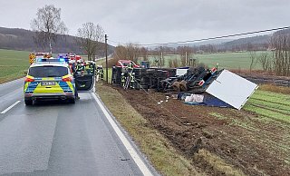 Vermutlich erfasst eine Sturmböe den Lkw. - Feuerwehr Marsberg