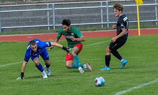 Ulas Duran (Mitte) konnte gegen Rödinghausen II nichts Zählbares einfahren. Fichte unterlag 0:3. - Andreas Zobe