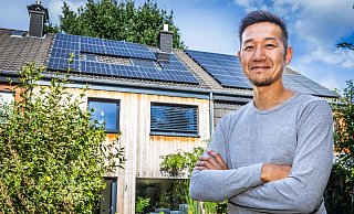 Koji Nagai hat die Förderung genutzt, um auf einem Großteil der Dachfläche seines Reihenhauses Baujahr 1980 Energie zu gewinnen. Gesamtinvestition: etwa 14.000 Euro. - Sarah Jonek