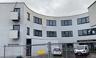 Die Sturmschäden an der Fassade der Musikschule werden in den nächsten Monaten repariert. - Dirk Windmöller