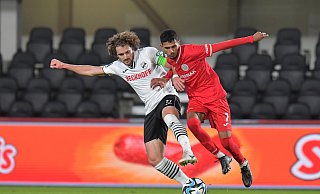 Verls Kapitän Mael Corboz (links) setzt sich im Zweikampf gegen Wattenscheids Jamal El Mansoury durch. - Jens Dünhölter