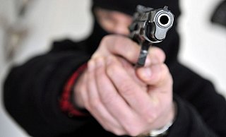 Der Tatverdächtige, der den Vorfall abstritt, händigte den Beamten insgesamt drei Schreckschusswaffen aus. - Dpa