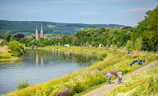 Unterwegs auf dem Weserradweg vor der Kulisse der Stadt Höxter. - © Dominik Ketz
